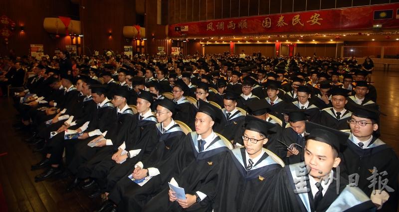 287名拉曼技职学院第23届毕业生完成学业。