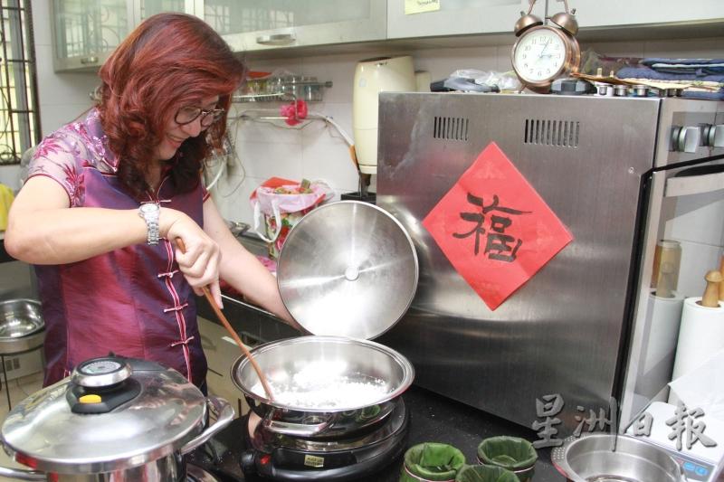 赖娇娣分享如何以气压锅，快速有效的方式烹煮出丰盛年菜。（图：星洲日报）