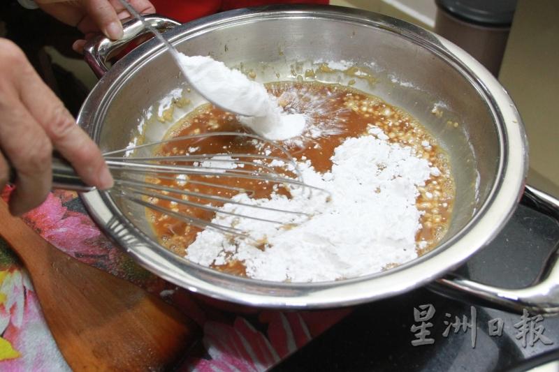 将糯米、粘米粉、澄米粉，在容器搅拌均匀后倒入锅中，并加入油搅匀。（图：星洲日报）