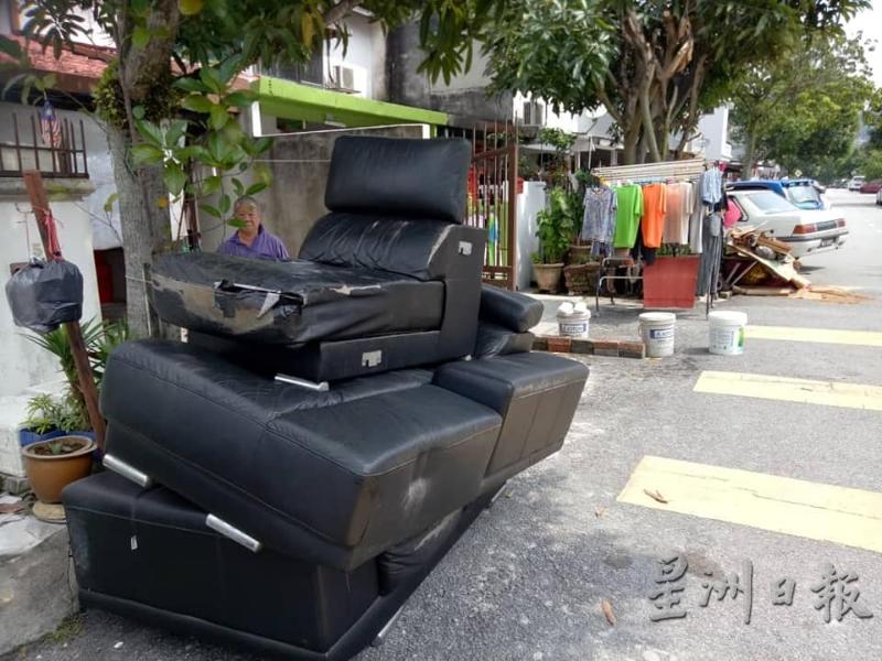 许多居民在农历新年前夕更换家具,却苦恼要如何处理旧家具。(图:星洲日报)