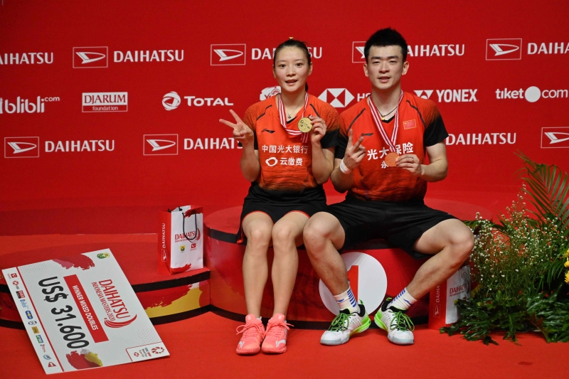中国混双世界第一“雅思组合”郑思维（右）与黄雅琼开启无敌模式，在印尼羽球大师赛完成3连冠，也在新赛季强势连续两站超级500赛封王。（法新社照片）