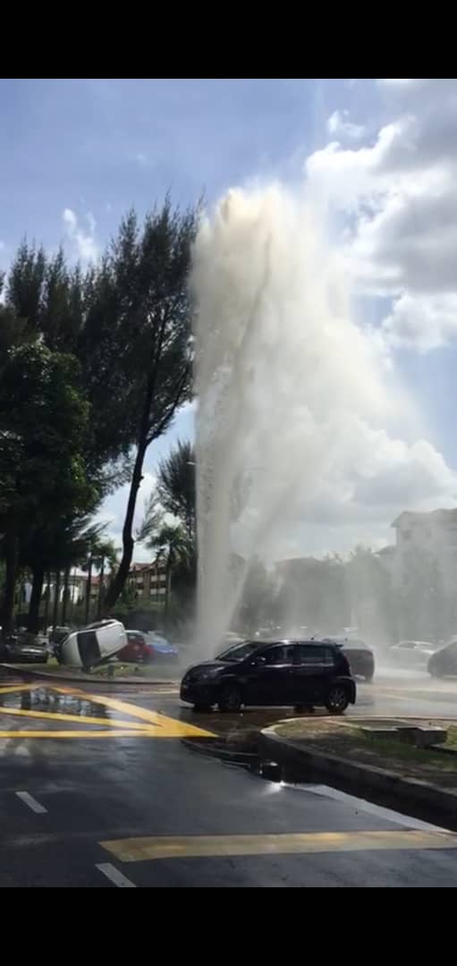 车祸后，大量自来水从被撞断的主要输水管喷涌而出，其他经过的车辆纷纷闪躲。