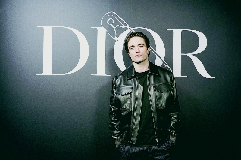 罗拔柏汀森与Dior合作多年，鲜少缺席该品牌的活动。