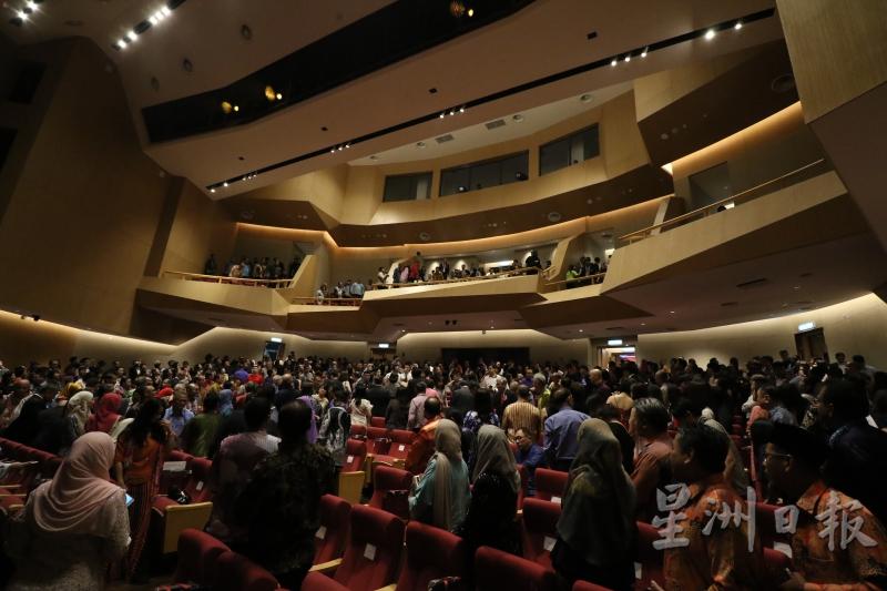 苏丹后查丽苏菲雅歌剧院拥有可容纳500人的豪华演艺厅，楼座也设有贵宾包厢。