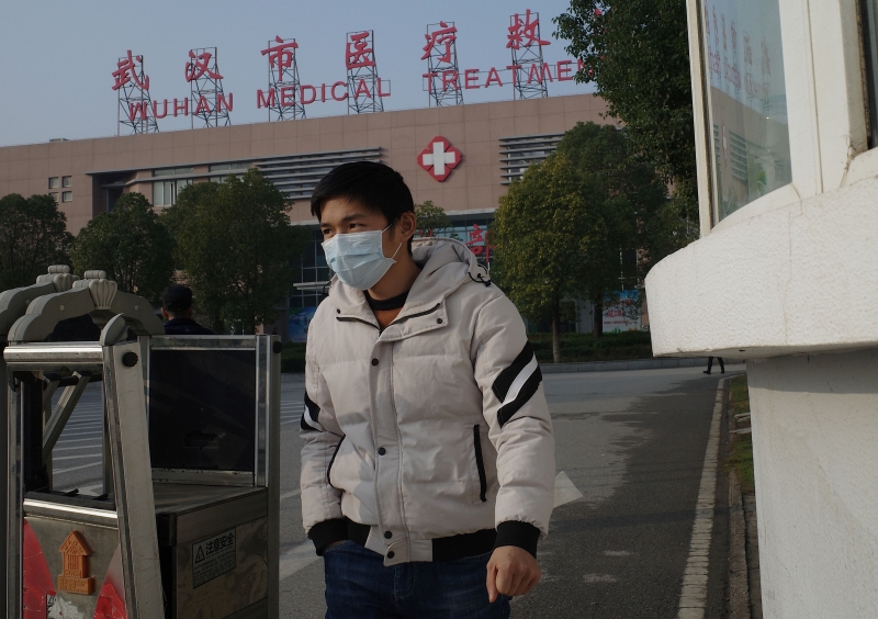 武汉当局表示下一步会继续扩大检测范围，确定疑似病例，并开展采样检测。图为一名载口罩的男子离开武汉市医院。（图：法新社）