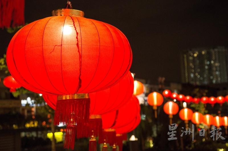 每年的华人新年期间，茨厂街挂起大红灯笼，增添佳节气氛。
