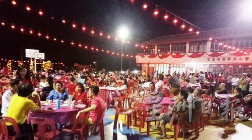 逾500名地方民众及各族家长出席培侨华小亮灯仪式，场面热爆。