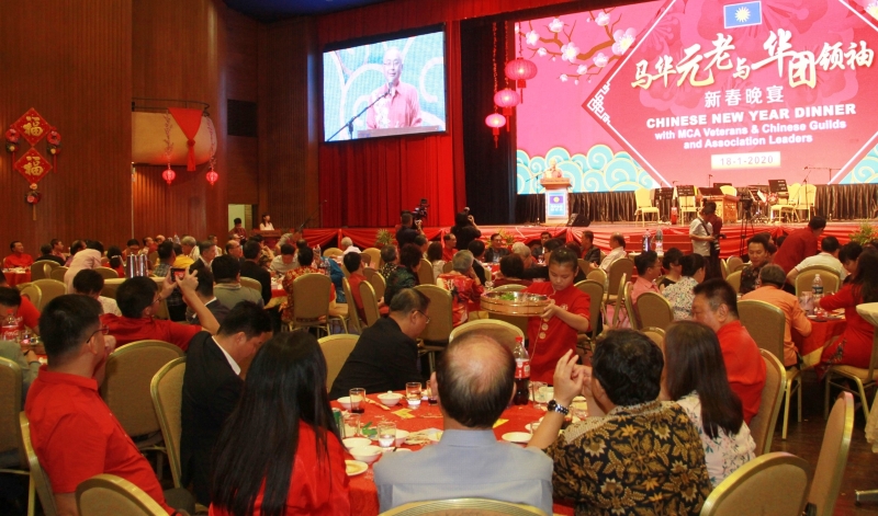 马华元老与华团领袖共聚一堂，齐欢庆2020庚子年，场面热闹。

