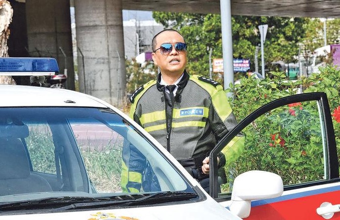 欧阳震华在新剧《伙记办大事》扮演交通警，称在街上拍戏“好惹火”，所以外景延迟拍摄。