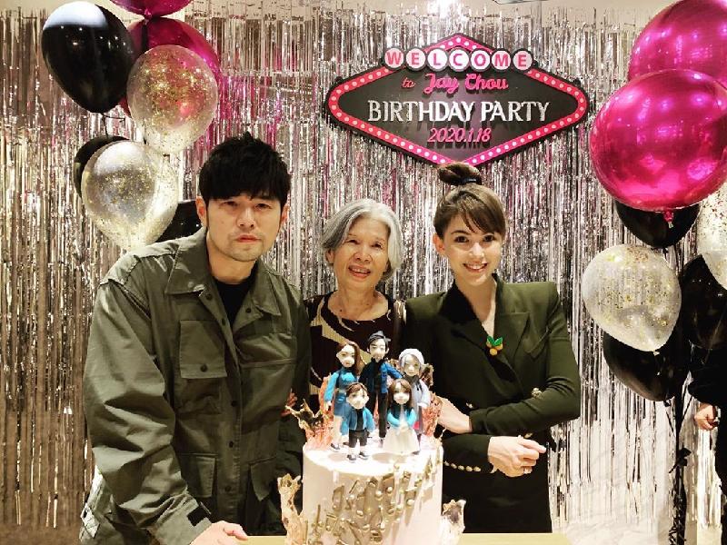 周杰伦41岁生日开派对庆祝，与妈妈、老婆昆凌合照。