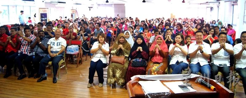 行动党双浪慕达支部带领所有出席者向大家拜个早年。