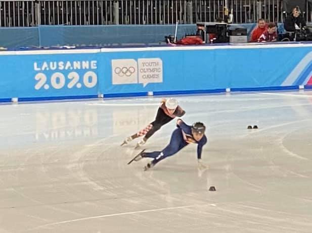 陈淑恩（后）与杨奇峻在2022年洛桑冬季青奥会短道速滑赛项中登场，最终皆止步1000公尺预赛。图示两人在训练时的画面。
