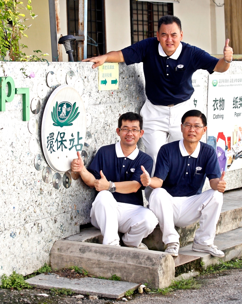 杨文杰（前排左起）、王培诚和林涌顺（站者）鼓励会众改变消费方式，减少使用一次性物品，一起保护地球。


