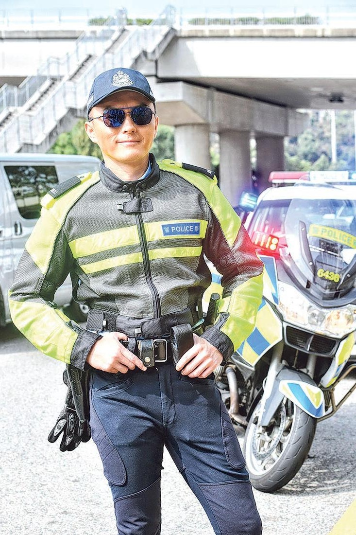 杨明近半年成为网民“狙击”目标，这次扮警员拍剧，出外景要加倍小心。