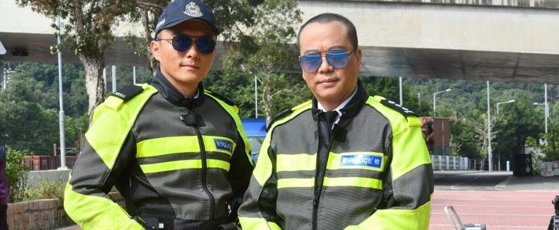 欧阳震华（右）跟杨明在《伙记办大事》中饰演交通警察。
