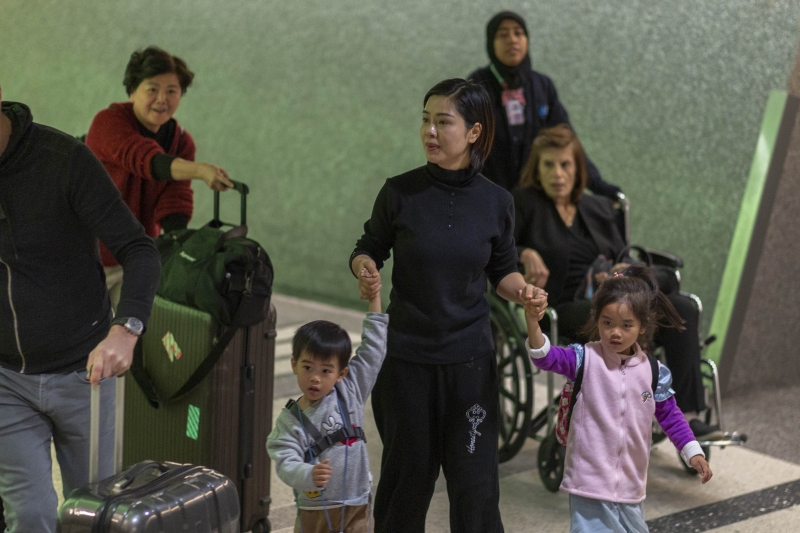美国纽约、洛杉矶和旧金山的国际机场内实施一项针对来自中国武汉乘客的检测措施，以预防武汉肺炎传染病进入美国。图为刚从北京抵达洛杉矶国际机的中国旅客。（图：法新社）　