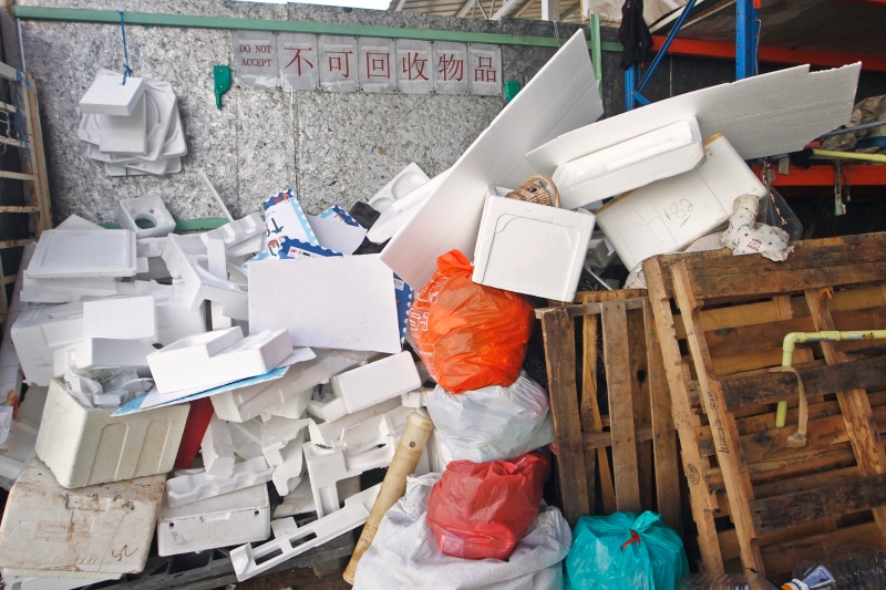 志工们最终只能自掏腰包，处理环保站所收到的“不可回收物品”。
