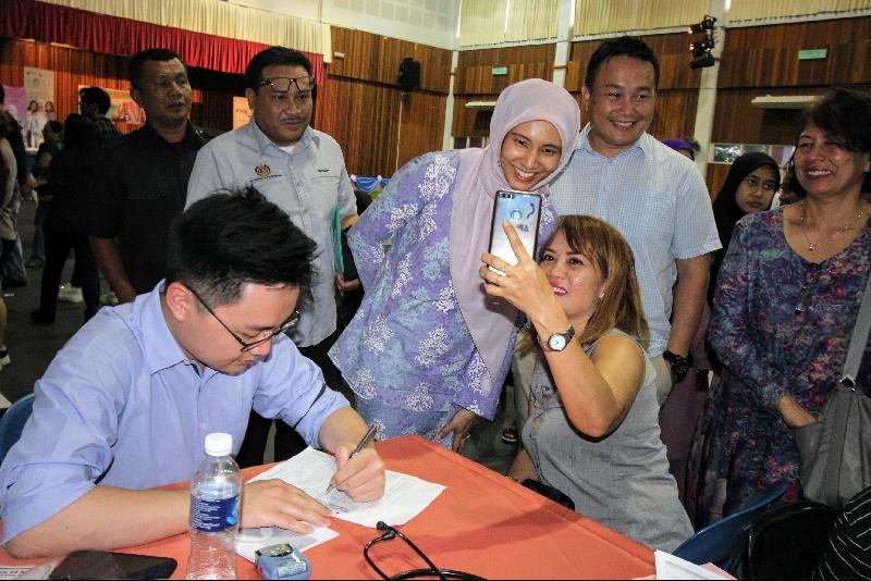 
民众进行健康检查时，不忘把握机会与峇东埔区国会议员努鲁依莎（站者左二）合影；右二为婆罗州高原区国会议员威利莫因。