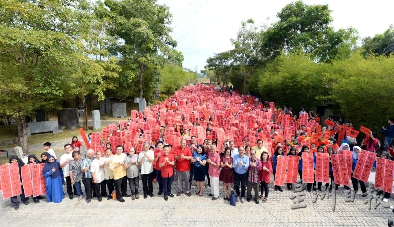 2020年庚子“千人挥春”比赛与往年同一地点，在富有人文气息的富贵山庄（士毛月）中华人文碑林举行。