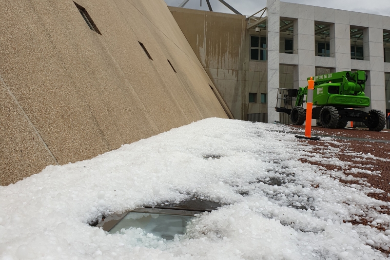 澳洲首都堪培拉遭巨大冰雹肆虐后，国会大楼外尽是板球般大小的冰块。（法新社照片）