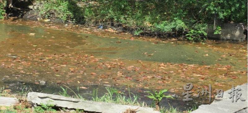 默贡工业区附近河流疑受废弃化学物污染，整条河水呈黑色且发出异味。