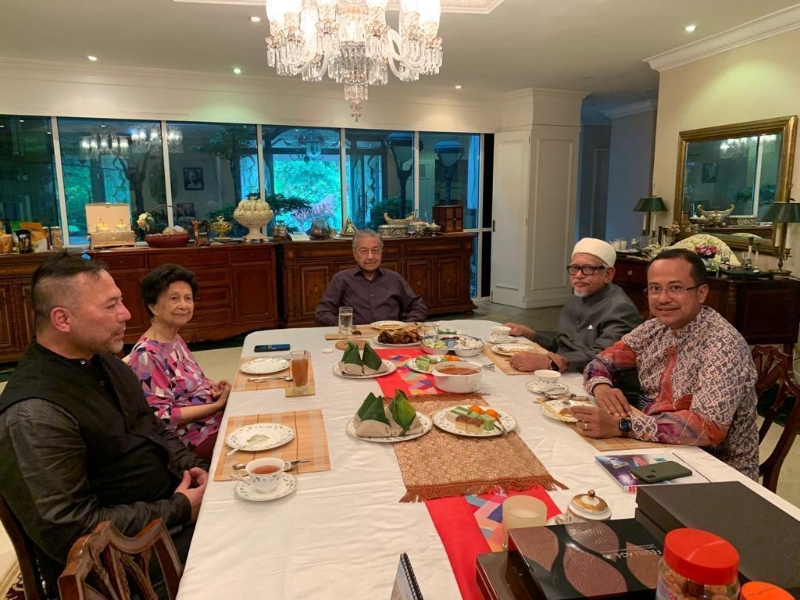 马哈迪（中）与哈迪阿旺（右二）见面。凯鲁丁哈山（左起）、首相夫人敦茜蒂哈斯马及登州大臣拿督斯里阿末山苏里（右一）也在场。