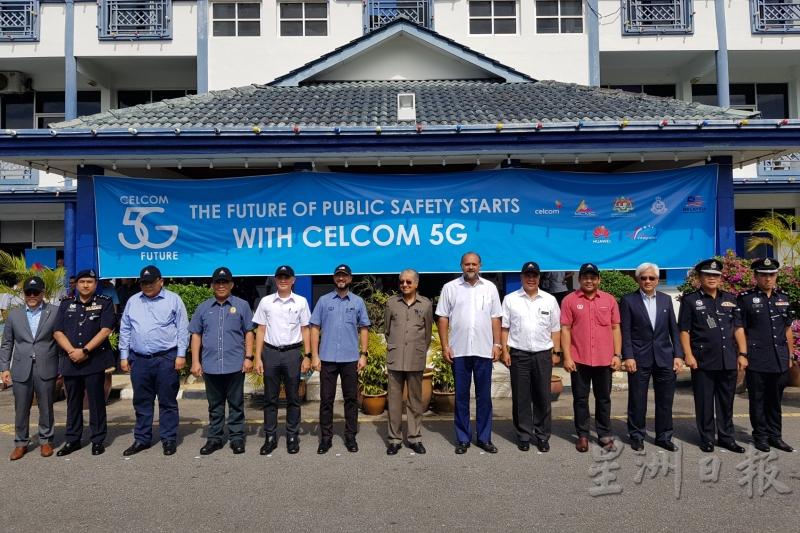 马哈迪（中）抵达浮罗交怡警区总部，参观5G实验项目之一的安全城市系统。右六为哥宾星，左六是慕克力。