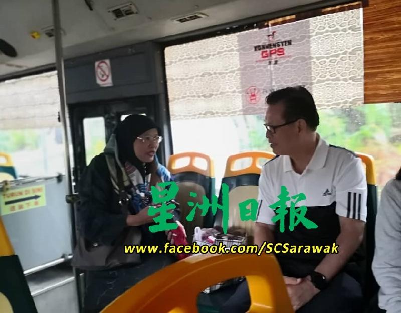 砂交通部长李景胜向女搭客了解巴士服务的情况。