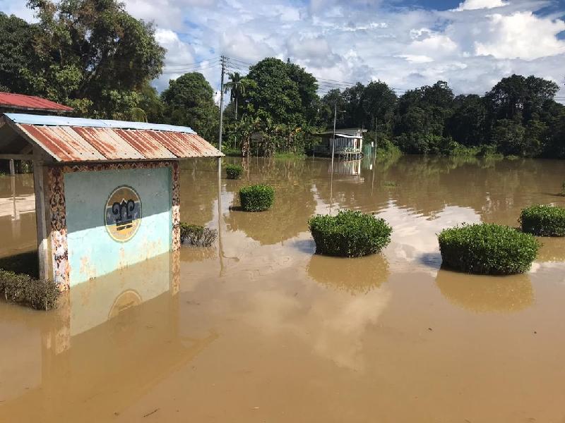 
峇南中游弄依干国小遭河水浸淹。
