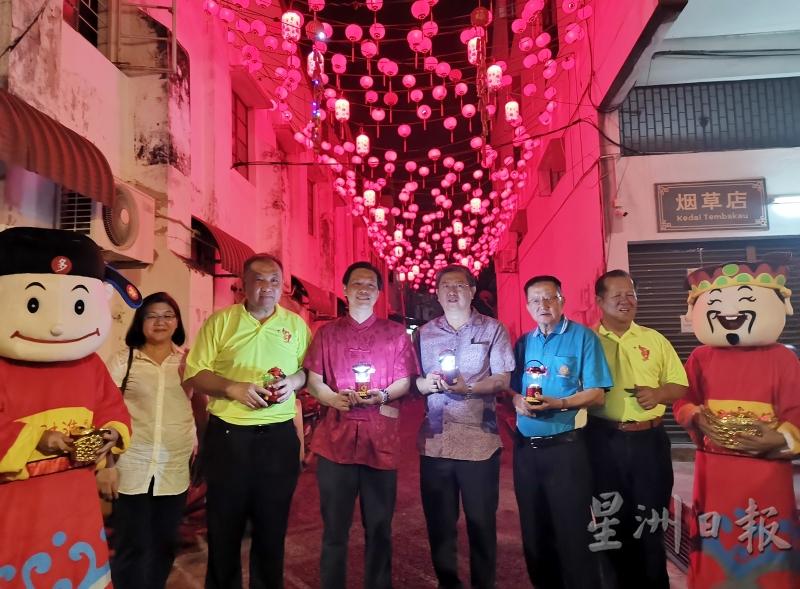 众嘉宾为《老街千人贺新春》主持亮灯仪式。左二起是许溧师、陈泰隆、曾敏凯、陈国耀、王子发及陈义敬。