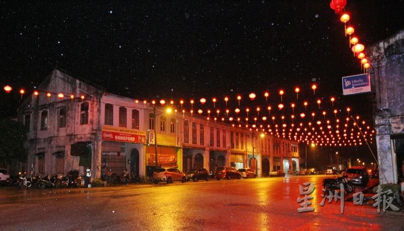 端洛大街挂上红彤彤的灯笼后为百年古街增添浓厚的新年气氛。