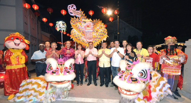 嘉宾们在炫丽的LED龙狮团率领下绕着芙蓉文化街游行，前排左二起为周世扬、黄裕富、陈丽群、陆兆福、吴金财及李汉强。