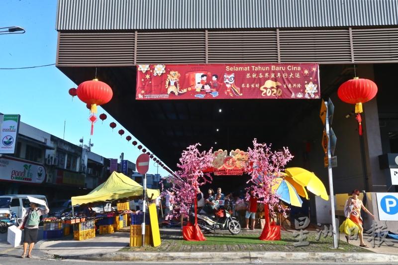 灵市17/27路圣淘沙巴刹今年在入口处设置梅花拱门，吸引不少民众在该处打卡拍照。

