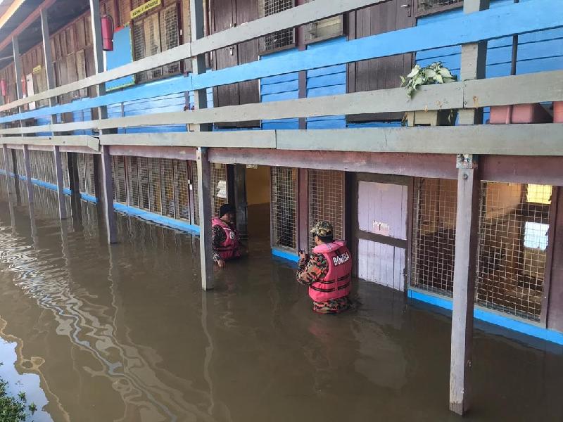 

弄依干国小教室底楼水淹及腰，学校无法正常运作。