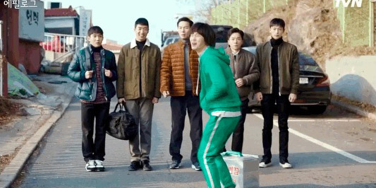 金秀贤惊喜客串《爱的迫降》与剧中5位来自北韩的小兵相见欢。

