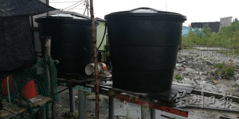 吉胆岛居民的住家一般上都拥有水槽，不过水槽的水量只能够用一周。