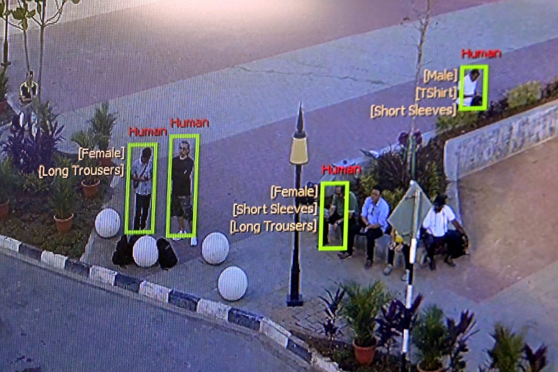 5G技术的电眼可以分辨街道上的男女性和衣著特征。