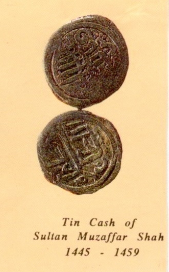 图为马六甲皇朝时期的锡币，锡锭是当代的主要贸易品，马六甲苏丹的皇宫亦用锡箔作装饰。（图：受访者提供）