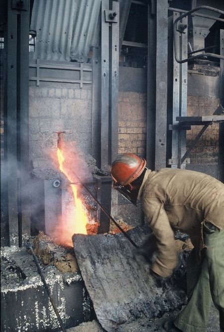锡苗在熔炉里冶链，图为经过高温烘烤后源源流出的锡浆。（图：受访者提供）