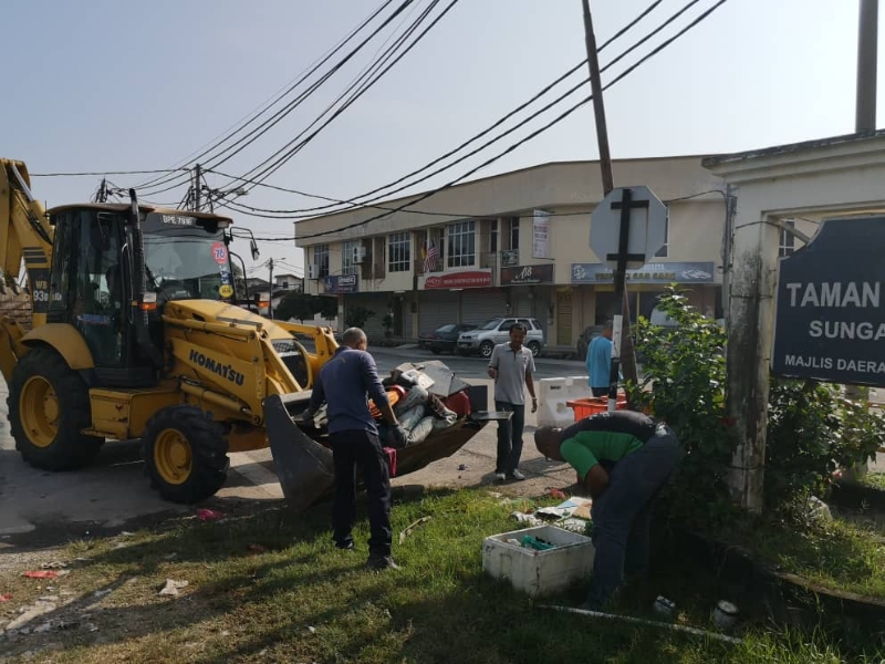 瓜冷县议会出动泥机协助清理工作。