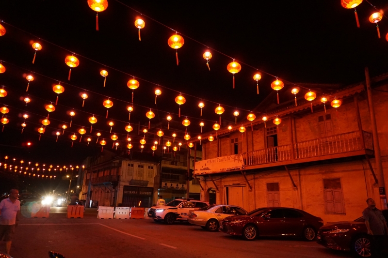 挂上灯笼后甘文阁街道上的夜色。

