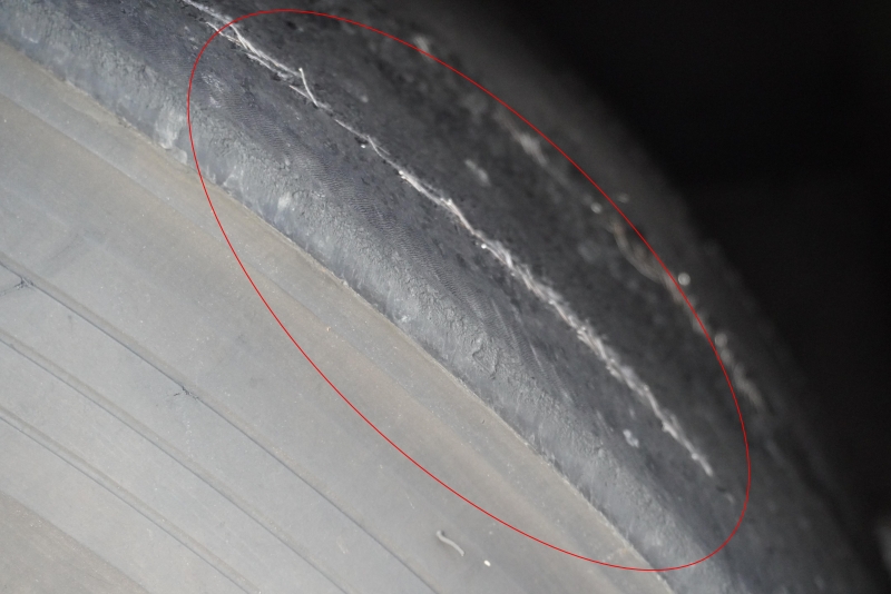 有一辆长巴的其中一个轮胎，花纹已磨损，已看到铁丝。