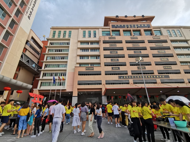 巴生兴华中学高三毕联会新春庙会吸引逾1600名3机构理事、校友及师生参与，场面热闹。