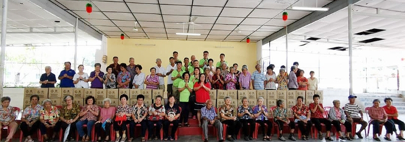  布先喜州新村社区管理理事会全体理事与获得希盟粮食援助盒和红包村民合照。站前排左起为陈天虹及江丽玲。