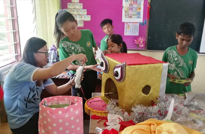教师和学生在制作狮头。

