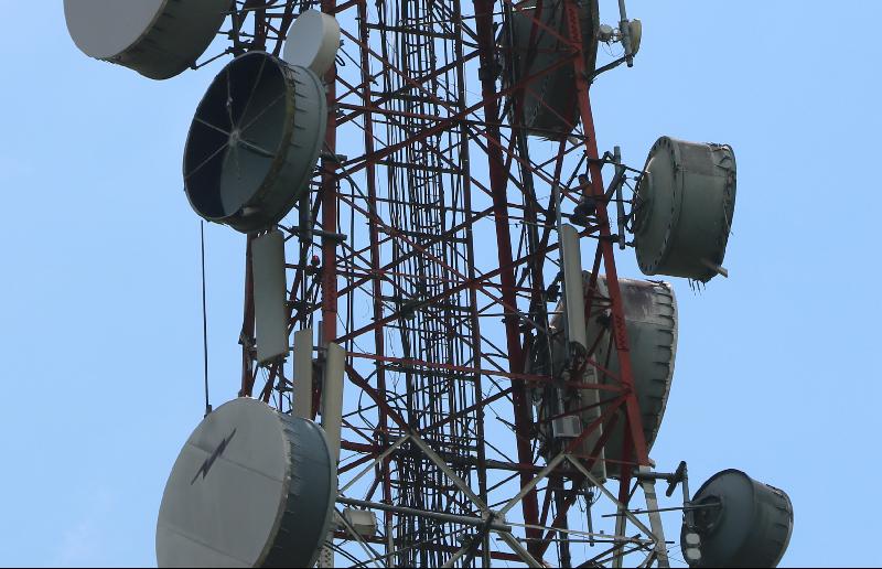 印尼男子爬上电讯塔，坐在塔上不肯下来。