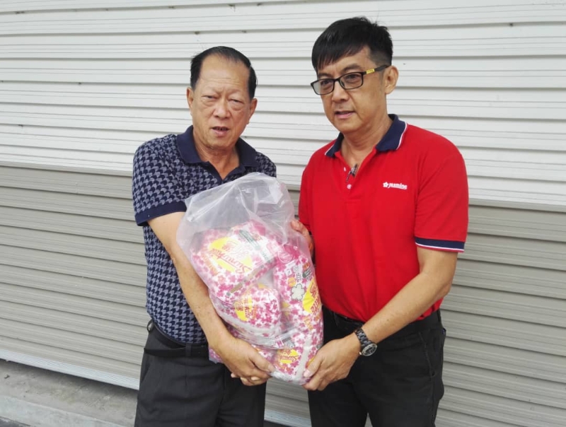 Jasmine Food有限公司赞助新阳香米及米粉，作为全场礼品，并由该公司销售执行员郭春盛（右）移交给张烈武。