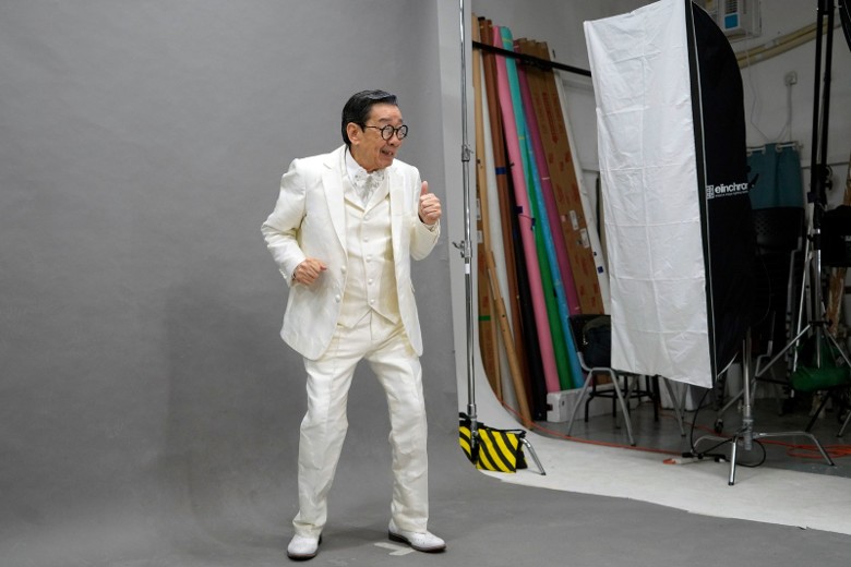 88岁的胡枫拍摄海报时表现活泼，不时摆出鬼马甫士。