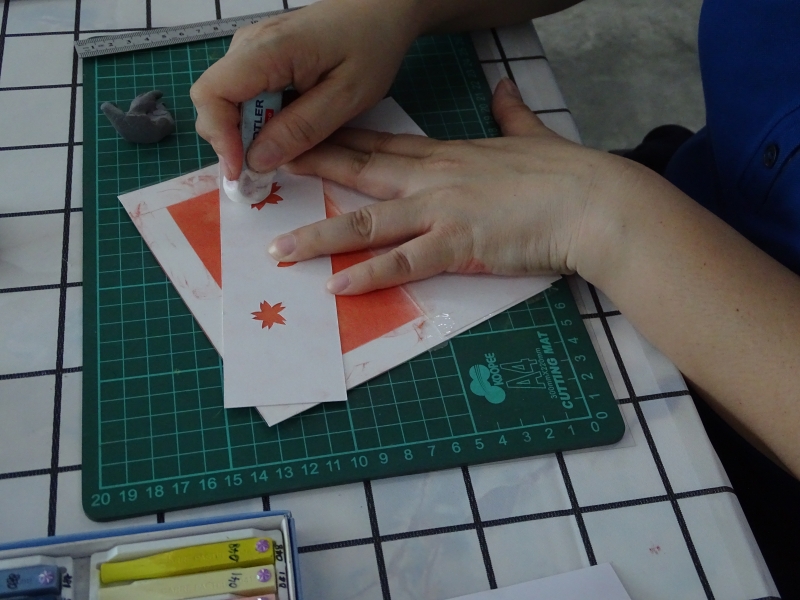 作画者可将喜欢的图案现象打印出来，之后再用刀片割出形状，利用橡皮檫将形状印在卡片上。