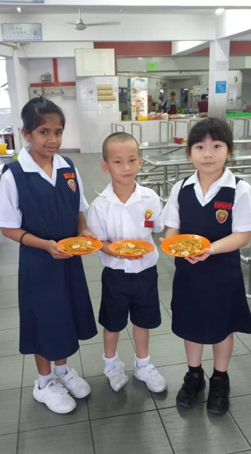 吉隆坡沙叻秀华小参与“免费食物补助改善计划”，首日准备的免费早餐有米粉、香蕉和美禄。